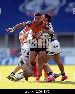 Castleford Tigers Peter Mata'utia wird vom Hull FC Albert Kelly während des Betfred Super League Spiels im total Wicked Stadium, St. Helens, angegangen. Stockfoto