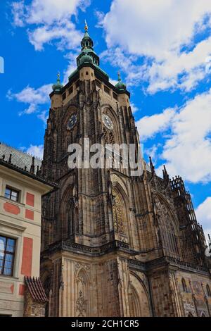 Prag, Tschechische Republik - 5. Juli 2020: Außenansicht der schönen tschechischen Kathedrale. Die Kathedrale der Heiligen Veits, Wenzels und Adalbert. Stockfoto