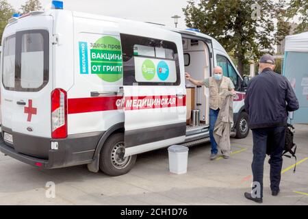 Moskau, Russland - 13. September 2020: Notdienst. Kostenlose Impfung gegen Grippe. Moderner Ambulanzwagen Mercedes-Benz bei VDNH. Stockfoto