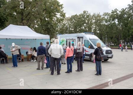 Moskau, Russland - 13. September 2020: Notdienst. Kostenlose Impfung gegen Grippe. Moderner Ambulanzwagen Mercedes-Benz bei VDNH. Stockfoto