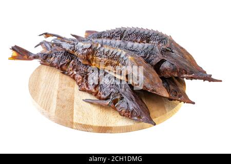 Geräuchertes Sterlet oder Störfisch. Geräuchert verdünnt Sterlet Störfisch auf einem Holzbrett. Wenige geräucherte Fische. Isoliert auf weißem Hintergrund Stockfoto