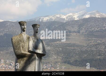 Die schneebedeckte Pick des Mitsikeli Berg von Ioannina Stadt gesehen, Ipirus, Griechenland Stockfoto