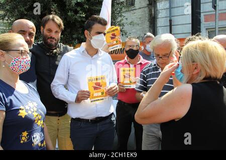 Arzano, Italien. September 2020. Aktivisten und Gennaro Saiello von M5S und Consigliere Regionale della Campania Movimento 5 Stelle (Regionalrat von Kampanien der 5-Sterne-Bewegung-M5S) in Arzano, Süditalien, Provinz Napoli, Während der Tour zur Unterstützung der SI beim Referendum über den Schnitt von Parlamentariern und Kandidaten der M5 (Movimento 5 Stelle). (Foto: Salvatore Esposito/Pacific Press) Quelle: Pacific Press Media Production Corp./Alamy Live News Stockfoto