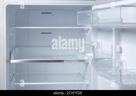 Leerer Kühlschrank geöffnet. Kühlschrank öffnen leeren Kühlschrank im Inneren. Nahaufnahme auf leeren Kühlschrank mit Tür geöffnet. Neuer, sauberer Kühlschrank. Stockfoto