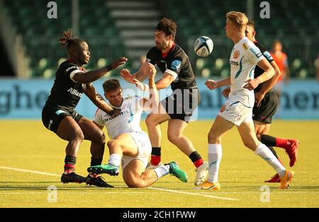 Corey Baldwin (Mitte) von Exeter Chief wird von Saracens' Kapeli Pifeleti (links) während des Gallagher Premiership-Spiels im Allianz Park in London angegangen. Stockfoto