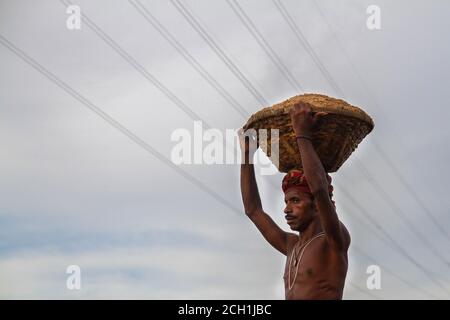 Dhaka, Dhaka, Bangladesch. September 2020. Ein Ziegelsteinarbeiter, der Sand über den Kopf trägt. 13. September 2020. Dhaka, Bangladesch. Kredit: Nayem Shaan/ZUMA Wire/Alamy Live Nachrichten Stockfoto