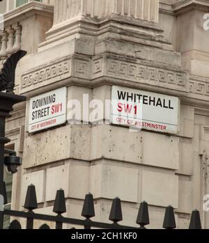 Ecke Whitehall und Downing Street mit den beiden Namensschildern. Stockfoto