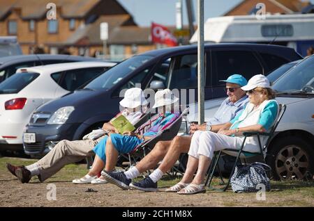 Poole, Großbritannien. September 2020. Entspannung in der warmen September-Sonnenschein über Blick auf Poole Hafen in Baiter Park in Poole, Dorset. Kredit: Richard Crease/Alamy Live Nachrichten Stockfoto