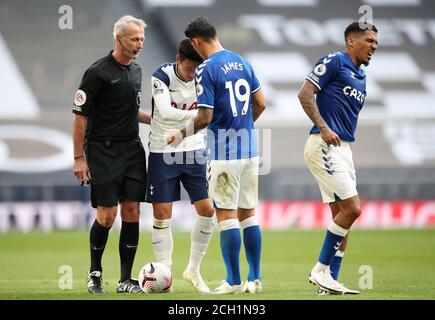 Matchschiedsrichter Martin Atkinson spricht mit Tottenham Hotspur's Son Heung-min und Everton's James Rodriguez während des Premier League Spiels im Tottenham Hotspur Stadium, London. Stockfoto