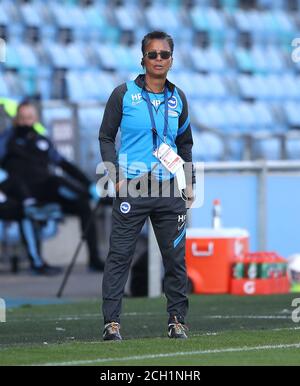 Brighton und Hove Albion Manager Hope Powell beim Barclays FA WSL Spiel im Academy Stadium, Manchester. Stockfoto