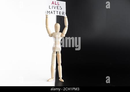 Alle Leben Angelegenheiten Protestler. Holzfiguren Schaufensterpuppe hält Zeichen Banner. Stockfoto