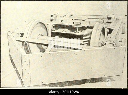 . Elektrische Eisenbahn Zeitschrift . STAHLBLECH-PILOT – ANSICHT DES FAHRZEUGS MIT STAHLPILOT 20 Zoll breit, montiert auf einem V^-Zoll x 2 Zoll x 2 %-Zoll T-Eisenrahmen. Drei Bügelhalterungen % Zoll x 4 Zoll in Section unterstützen den Piloten am vorderen Ende des LKW-Rahmens, die Verbindung erfolgt über die Schrauben des LKW-Sockels. Da der Pilot auf dem LKW montiert ist, folgt er dem Gleis in einer Weise, die dem Rettungsschwimmer auf einem Astreet-Auto ähnelt. Seine wesentliche Konstruktion bewirkt, dass es. STAHLBLECH-PILOT – ANSICHT ZEIGT DIE ART DER MONTAGE-ING AUF DEM LKW widerstehen einem starken Aufprall und lenken die Karosserie von der Strecke ab. Da es ca. 4 Zoll Stockfoto