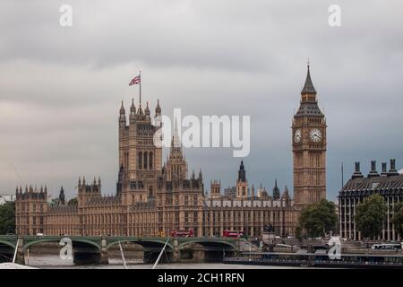 Rote Busse überqueren die Westminster Bridge vor Big Ben und den Houses of Parliament, London, Großbritannien Stockfoto