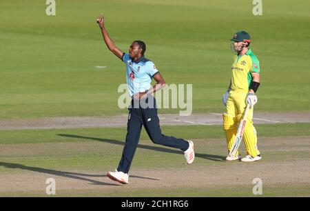 Der englische Jofra Archer feiert beim zweiten Royal London ODI-Spiel im Emirates Old Trafford, Manchester, das Wicket des australischen David Warner. Stockfoto