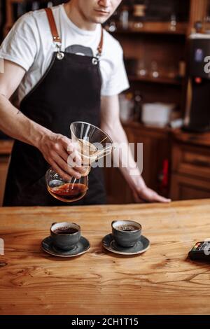 Leckere chemex Kaffee für Paare. Nahaufnahme beschnitten Foto Stockfoto