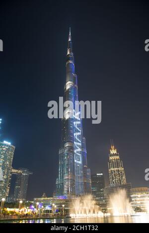 Dubai, VAE - November 13: Dubai Fountain ist das weltweit größte choreografierte Brunnensystem am Burj Khalifa See - 6600 Lichter und 25 farbige Projecto Stockfoto