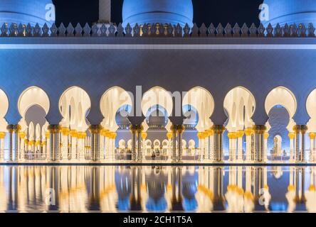 Scheich-Zayed-Moschee bei Nacht. Abu Dhabi, Vereinigte Arabische Emirate. Stockfoto