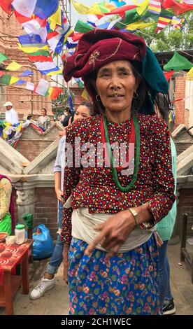 Alte attraktive nepalesische Frau in traditioneller ethnischer Kleidung und original Kopfschmuck auf religiösen buddhistischen Fest am Platz Kathmandu. Stamm der Newari. Stockfoto