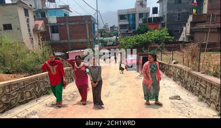 Nepalesische Frauen und Mädchen in Nationalkleidung jeden Alters gehen auf der Stadtstraße in Kathmandu, Nepal. Jeder hat ein anderes Aussehen und einen anderen Charakter. Stockfoto