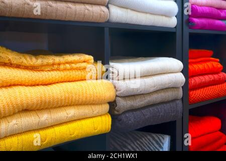 Reihe von bunten Kleidern im Regal Stockfoto