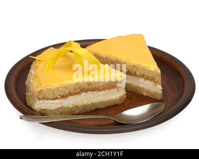 Zwei Stück Kekskuchen mit Sahne und Zitronencreme auf einem Teller. Stockfoto