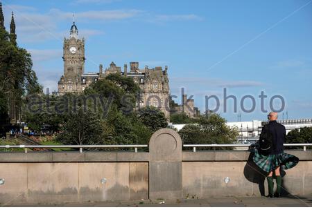 Edinburgh, Schottland, Großbritannien. September 2020. Windböen und klarer blauer Himmel auf dem Mound und Princes St Gardens über dem Stadtzentrum von Edinburgh. Starker Windstoß unter einem Schotsmannkilt, Blick auf das Balmoral Hotel. Kredit: Craig Brown/Alamy Live Nachrichten Stockfoto