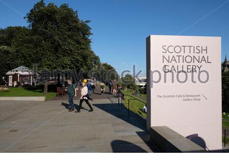 Edinburgh, Schottland, Großbritannien. September 2020. Windböen und klarer blauer Himmel auf dem Mound und Princes St Gardens über dem Stadtzentrum von Edinburgh. Kredit: Craig Brown/Alamy Live Nachrichten Stockfoto