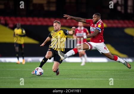 Watford, Großbritannien. September 2020. Tom Cleverley von Watford & Britt Assombalonga von Middlesbrough während des Sky Bet Championship Matches zwischen Watford und Middlesbrough in Vicarage Road, Watford, England am 11. September 2020. Foto von Andy Rowland. Kredit: Prime Media Images/Alamy Live Nachrichten Stockfoto