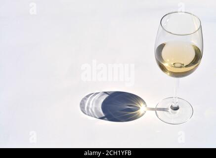 Eine große Ansicht von weißen Gläsern auf dem Tisch unter der Sonne Lichter mit abstrakten Schatten-Effekt und Reflexion Stockfoto