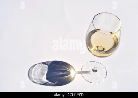 Eine große Ansicht von weißen Gläsern auf dem Tisch unter der Sonne Lichter mit abstrakten Schatten-Effekt und Reflexion Stockfoto