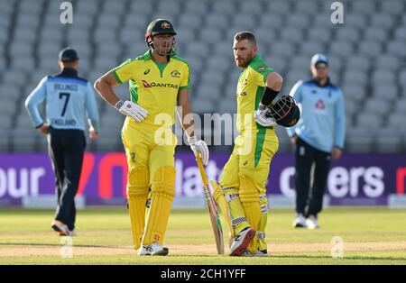 Die Australier Marcus Stoinis (links) und Aaron Finch beim zweiten Royal London ODI-Spiel im Emirates Old Trafford, Manchester. Stockfoto