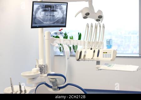 Moderne zahnmedizinische Praxis. Behandlungsstuhl und andere Zubehörteile, die von den Zahnärzten verwendet wird Stockfoto