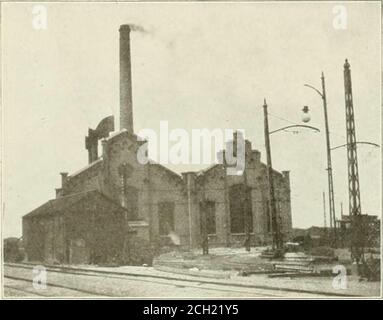 . Der Straßenbahnbericht . kleiner Motor an den Gouverneur und der Motor kann von der Witchboard betätigt werden, um den Gouverneur bei der Aufrechterhaltung einer Gleichlaufgeschwindigkeit zu helfen, ob die Last leicht oder schwer ist. Auf diese Weise trägt die stetige MOS und diese Batterie die gesamte Last nach einer Uhr im Orning, wenn der einzige Strom benötigt wird, um die Station zu beleuchten und die Werkzeuge in den Werkstätten zu fahren. Die dreiphasigen Wechselstromgeneratoren erzeugen Strom mit 3,000 Volt und 50 Perioden pro Sekunde. Es sollte auch hier bemerkt werden, dass die neue elektrische Eisenbahn, die von Amsterdam nach Haarlem fährt, o fährt Stockfoto