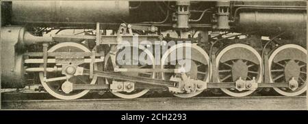 . Eisenbahnmechaniker . K- 13k Nr. 4-2 ThusAS Alio. Abb. 17 – Walschaert Valve Gear for Pennsylvania Atlantic Type Locomotive scheinen sehr klein, sind aber wahrscheinlich nicht zu klein, wenn wir die reduzierten Drücke, die auf sie kommen, berücksichtigen. Man kann sich daran erinnern, dass die Pennsylvania Railroad eine der Frencli Vierzylinder-DeGlehn-Compounds verfolgte.dieser Motor hatte unsymmetrische Ventile, aber die Ventilniotiim-Teile-Güterlokomotive, die 1914 von der Baldwin Locomo-tive für die Chicago gebaut wurde. Burlington & Quincy, wird als nächstes beeidet. Die Eisenbahn hatte bereits einen Motor dieser Klasse Stockfoto