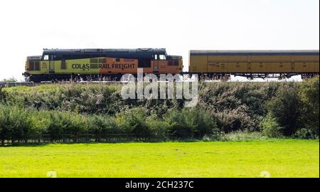 Colas Baureihe 37 Diesellokomotive Nr. 37219 'Jonty Jarvis' Antrieb eines Network Rail Zuges, Warwickshire, UK Stockfoto