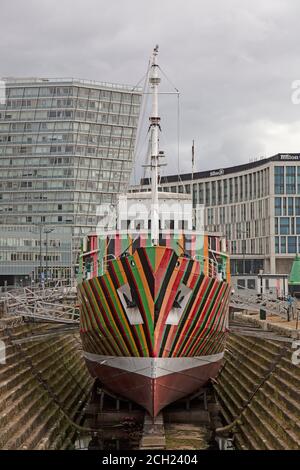 Der Pilot Cutter 'MV Edmund Gardner' im Graving Dock von Canning in Liverpool. 2014 wurde sie als "Dazzle Ship" und Kunstinstallation gemalt. Stockfoto