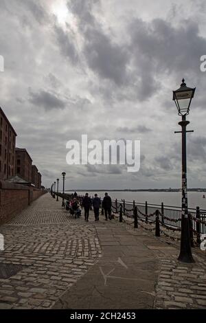 Blick auf einen Pfad am Fluss Mersey in Liverpool, England, am Albert Dock. Stockfoto