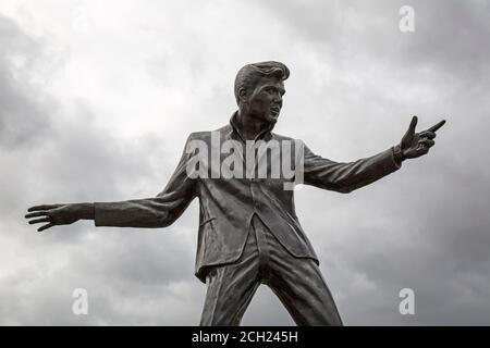 Die Bronzestatue des englischen Rock and Roll-Sängers Billy Fury, errichtet am Fluss Mersey in Liverpool, England. Skulptur von Tom Murphy. Stockfoto