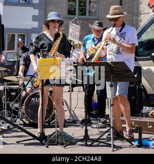 Straßenkarneval in Tideswell Derbyshire UK Stockfoto