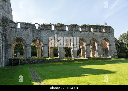 Die Ruinen von Buildwas Abbey, einem Zisterzienserkloster aus dem 12. Jahrhundert, liegt neben dem Fluss Severn in Buildwas, Shropshire, England. Stockfoto