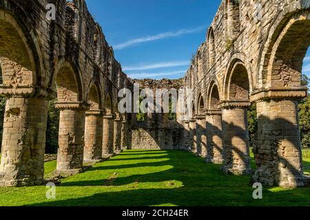 Die Ruinen von Buildwas Abbey, einem Zisterzienserkloster aus dem 12. Jahrhundert, liegt neben dem Fluss Severn in Buildwas, Shropshire, England. Stockfoto