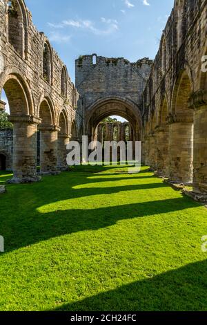 Die Ruinen von Buildwas Abbey, einem Zisterzienserkloster aus dem 12. Jahrhundert, liegt neben dem Fluss Severn in Buildwas, Shropshire, England. Stockfoto