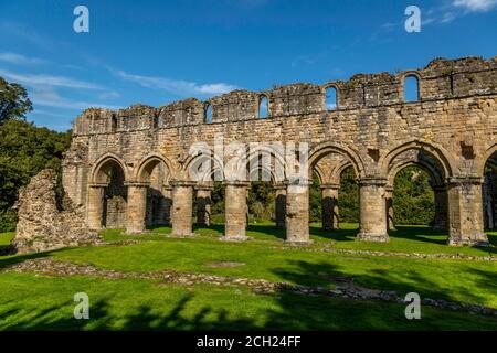 Die Ruinen von Buildwas Abbey, einem Zisterzienserkloster aus dem 12. Jahrhundert, liegt neben dem Fluss Severn in Buildwas, Shropshire, England. Stockfoto