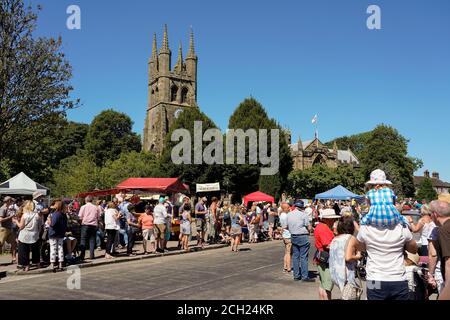 Straßenkarneval in Tideswell Derbyshire UK Stockfoto