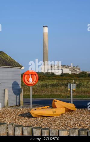 Fawley Power Station, Fawley, Southampton, Hampshire, England, Großbritannien vom Calshot Beach aus gesehen Stockfoto