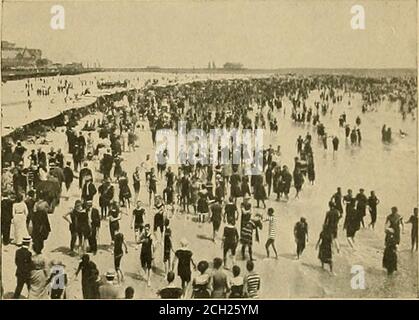 . Baltimore & Ohio Resorts und Quellen, Sommer 1905 . HE ESPLANADE OH • ATLANTIC CITV. Zwölfhundert Hotels und Hütten, die der tran-sient Bevölkerung gewidmet sind. Einige von ihnen sind so großartig indetail wie kann foun&lt;l in dem Land sein. Die Reichen können findluxur- in seiner reichsten Form, und die bescheidenen können weniger protzig Quartiere zu beschaffen und comfortablv provided für. Die herrliche Esplanade, oder Promenade, ist frei zu allen, reichen und armen gleich; und der herrliche Badestrandmacht keinen Unterschied unter seinen Badenden. Der Boardwalkist fünf Meilen lang und reicht von der südlichen Ex-Tremity von Stockfoto