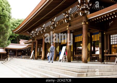 Harajuku, Tokio / Japan - 16. Juni 2018: Der Meiji-jingu-Schrein ist ein Shinto-Tempel in Tokio mit wunderschönen Gärten und großen Torii-Toren. Stockfoto