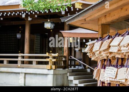 Harajuku/Tokio/Japan - 16. Juni 2018: Hölzerne Gebetstafeln hängen im Meiji-jingu-Tempel, einem schintoistischen Schrein in der geschäftigen Stadt Tokio. Stockfoto