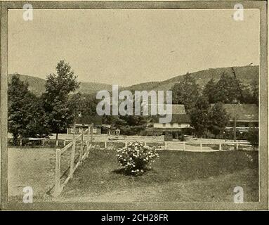 . Baltimore & Ohio Resorts und Quellen, Sommer 1905 . d von Residenzof di.stant Städte, insbesondere Cincinnati, Baltimore und Wa.sh-ington. Diese Hütten sind jeden Sommer besetzt, und ihre Besitzer behaupten, dass das Klima das schönste ist, das man finden kann. Oakland ist auch auf der Hauptlinie der Baltimore & Ohio Railroad, und alle Züge machen regelmäßige .Stops. Das wunderschöne Hotel, das Oakland, wurde renoviert und neu eingerichtet und wird ab dem 1. Juni unter einem komplett neuen Management eröffnet. Das Hotel ist sehr schön gelegen, mit dem Berg als Hintergrund. Es hat eine Kapazität von dreihundert Stockfoto