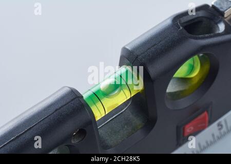 Bauwerkzeug Bubble Spirit Ebene auf weißem Hintergrund. Balance-Konzept Stockfoto